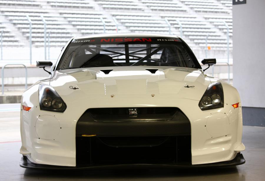  Nissan GT-R FIA GT1 2010 года  (фото 10 из 13)